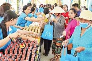 Trao nhu yếu phẩm tặng hội viên phụ nữ nghèo, khó khăn tại huyện Hồng Ngự, tỉnh Đồng Tháp.