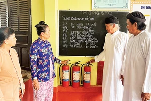 Chức sắc Cao Đài Ban Chỉnh xã Thạnh Phước (huyện Bình Đại, tỉnh Bến Tre) thường xuyên trao đổi, cung cấp thông tin về tình hình an ninh trật tự với bà con tín đồ tại địa phương.