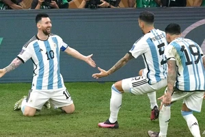 Lionel Messi ăn mừng cùng đồng đội sau khi ghi bàn thắng thứ 3 cho Argentina. (Ảnh: Reuters)