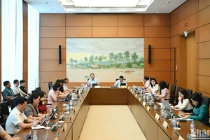 Quang cảnh phiên thảo luận ở Tổ 13 chiều 6/5. (Ảnh: DUY LINH)