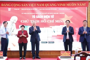 Phó Thủ tướng Thường trực Chính phủ Nguyễn Hòa Bình cùng các đại biểu thực hiện nghi thức ra mắt "Tủ sách điện tử Chủ tịch Hồ Chí Minh" tại Nhà xuất bản Chính trị quốc gia Sự thật. 