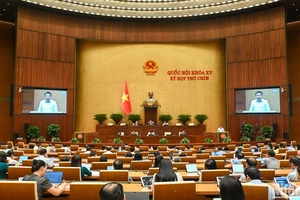 Bộ trưởng Tài chính Nguyễn Văn Thắng trình bày Tờ trình dự thảo Nghị quyết của Quốc hội về cơ chế, chính sách phát triển kinh tế tư nhân trong phiên họp chiều 15/5. (Ảnh: BÙI GIANG)
