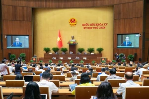 Quang cảnh phiên họp ở hội trường sáng 17/5.