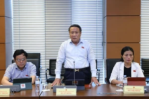 "Giá vàng biến động khó lường, có người lỗ hàng trăm triệu đồng chỉ trong vài ngày" 