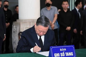 Tổng Bí thư Tô Lâm ghi sổ tang tại Lễ viếng nguyên Chủ tịch nước Trần Đức Lương. (Ảnh: TTXVN)