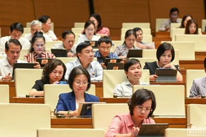 Các đại biểu Quốc hội dự phiên thảo luận ở hội trường tại Kỳ họp thứ 9, Quốc hội khóa XV. (Ảnh: BÙI GIANG)