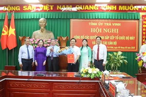 Lãnh đạo Tỉnh ủy Trà Vinh trao quyết định sắp xếp tổ chức bộ máy.