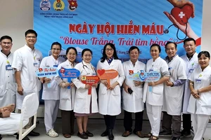 Công đoàn cùng Đoàn thanh niên Hồ Chí Minh của Bệnh viện Trung ương Huế tổ chức ngày hội hiến máu tình nguyện “Blouse trắng, trái tim hồng”.