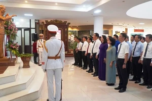Lãnh đạo thành phố Huế dâng hoa và dành một phút mặc niệm để nhớ đến công lao của Người.
