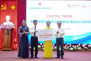 Quỹ Khởi sự Từ Tâm - Tập đoàn Kim Oanh trao 10 tỷ đồng để hỗ trợ chung tay xóa nhà tạm, nhà dột nát trên địa bàn thành phố Huế.
