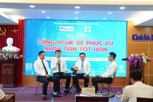 Các đại biểu trao đổi về việc làm thế nào để Trung tâm Phục vụ hành chính công giải quyết công việc hiệu quả hơn nữa.