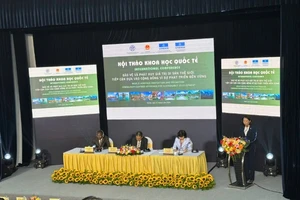 Phó Chủ tịch UBND Thành phố Hà Nội Vũ Thu Hà phát biểu tại hội thảo. 
