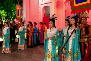 Tái hiện những nét đẹp văn hóa Thăng Long tại tour đêm.