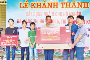 Khánh thành nhà Đại đoàn kết và tặng ti-vi cho gia đình bà Đặng Thị Hà ở Khối 5, thị trấn Tân Kỳ. (Ảnh Thanh Nhàn) 