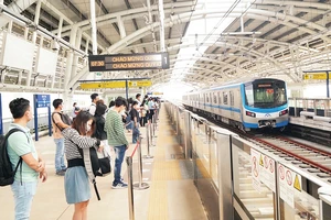 Người dân thành phố háo hức đón chờ trải nghiệm tuyến metro số 1. (Ảnh THẾ ANH) 