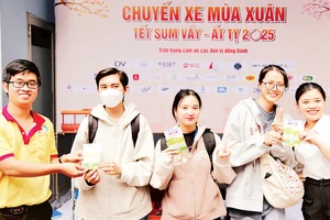 Sinh viên nhận vé xe miễn phí từ chương trình "Chuyến xe mùa Xuân" năm 2025. 