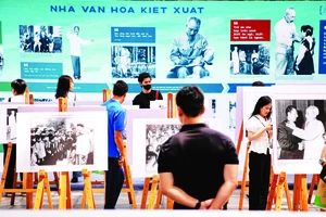 Tại triển lãm, người dân còn có dịp khám phá các tư liệu giá trị về tư tưởng, đạo đức, phong cách Hồ Chí Minh.
