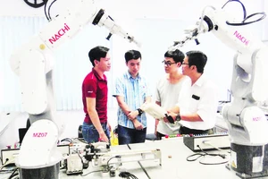 Đào tạo nguồn nhân lực chất lượng cao tại Khu Công nghệ cao Thành phố Hồ Chí Minh. 