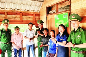 Đại diện Bộ đội Biên phòng tỉnh Quảng Trị bàn giao nhà "Mái ấm biên cương", tặng gia đình ông Hồ Văn Để, thôn Thanh 1, xã Thanh, huyện Hướng Hóa. 