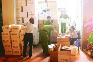 Lực lượng Công an thành phố và Quản lý thị trường Hà Nội kiểm tra kho hàng tập kết hàng hóa của các công ty dược phẩm. (Ảnh NGUYỄN HOÀNG) 