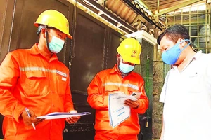 Công nhân Công ty Điện lực thành phố Thủ Đức hướng dẫn người dân sử dụng điện an toàn. 