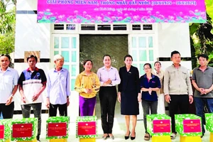 Trao nhà tình thương tặng các hộ cận nghèo huyện Cần Giờ năm 2025. (Ảnh SÔNG LA) 