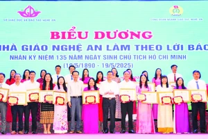 Trao giấy khen, tặng các cá nhân tiêu biểu trong buổi lễ.