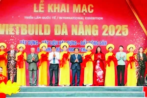 Các đại biểu cắt băng khai mạc triển lãm quốc tế Vietbuild Đà Nẵng 2025. (Ảnh TL)