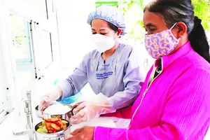 Bệnh nhân nhận suất ăn miễn phí từ bếp ăn "Hiểu và Thương" tại Bệnh viện Đa khoa tỉnh Ninh Thuận. 