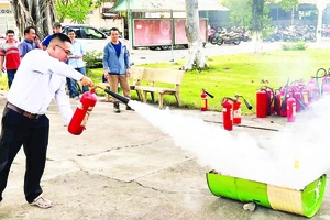 Tập huấn công tác phòng cháy, chữa cháy, cứu hộ, cứu nạn tại Công ty cổ phần Việt Nam Kỹ nghệ súc sản (VISSAN). (Ảnh CTV) 