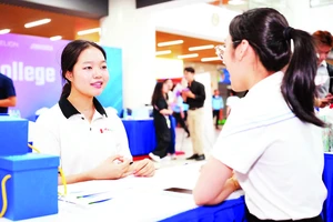 Sinh viên tham gia “Ngày hội Văn hóa và Tuyển dụng Việt-Hàn năm 2025” do Trường đại học Công nghệ Thành phố Hồ Chí Minh tổ chức. 