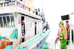 Bộ đội Biên phòng tỉnh Nghệ An tuyên truyền cho ngư dân thực hiện đúng quy định khi khai thác hải sản trên biển. 