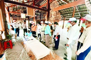 Nghệ nhân trình diễn phục vụ du khách tại Làng nghề Trường Sơn (Nha Trang, Khánh Hòa). (Ảnh Phong Nguyên)