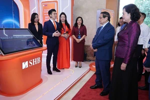 Phó Chủ tịch Hội đồng quản trị SHB Đỗ Quang Vinh trình bày giải pháp thanh toán tích hợp trước Thủ tướng và lãnh đạo Nhà nước.