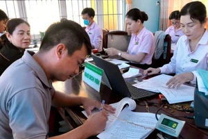 Khách hàng giao dịch tại Điểm giao dịch của Ngân hàng Chính sách xã hội thị xã Hoài Nhơn.