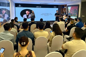 Các diễn giả trao đổi thông tin tại hội thảo.