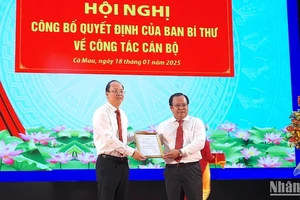 Bí thư Tỉnh ủy Cà Mau Nguyễn Hồ Hải trao quyết định của Ban Bí thư cho đồng chí Nguyễn Minh Luân (phải). 