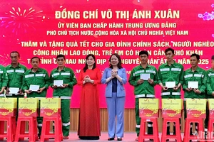 Phó Chủ tịch nước Võ Thị Ánh Xuân và Phó Chủ tịch Hội đồng nhân dân tỉnh Cà Mau Lê Thị Nhung trao tặng quà Tết cho người lao động có hoàn cảnh khó khăn.