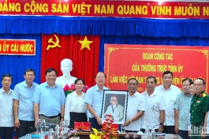 Lãnh đạo Tỉnh ủy, Ủy ban nhân dân tỉnh Cà Mau tặng tranh cho tập thể huyện Cái Nước nhân chuyến làm việc.