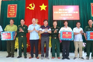 Bí thư Tỉnh ủy Cà Mau Nguyễn Hồ Hải (thứ 4 từ phải qua) tặng quà cho các đơn vị làm nhiệm vụ trên cụm đảo Hòn Khoai.