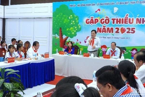 Quang cảnh buổi gặp gỡ của lãnh đạo tỉnh với hơn 200 em học sinh thiếu nhi tiêu biểu trên địa bàn tỉnh Cà Mau.