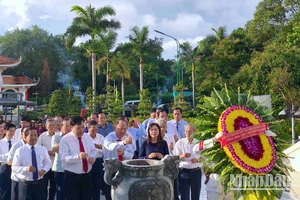 Lãnh đạo và đông đảo cán bộ tỉnh Cà Mau dâng hương tại khu tưởng niệm Chủ tịch Hồ Chí Minh vào sáng 19/5.