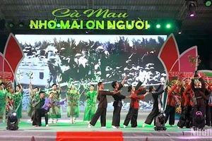 Văn nghệ chào mừng kỷ niệm 135 năm Ngày sinh Chủ tịch Hồ Chí Minh, và 75 năm Ngày thành lập huyện Trần Văn Thời vào tối 19/5. 