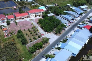 Trụ sở Đảng ủy, Hội đồng nhân dân, Ủy ban nhân dân xã Tân Bằng (bìa trái), nơi tập thể Ban Thường vụ Đảng ủy xã vừa bị phê bình, rút kinh nghiệm.