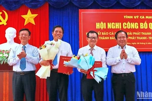 Đại diện lãnh đạo Tỉnh ủy và Ủy ban nhân dân tỉnh Cà Mau trao quyết định và tặng hoa chúc mừng nhà báo Ngô Minh Toàn và Phạm Thanh Phong (đứng giữa).