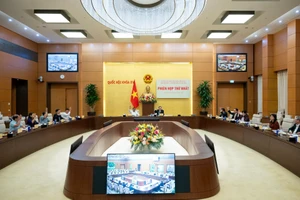 Ủy ban dự thảo sửa đổi, bổ sung một số điều của Hiến pháp năm 2013 biểu quyết thông qua các văn bản về Dự thảo Nghị quyết tại Phiên họp thứ nhất. (Ảnh VPQH)
