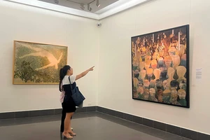 Các tác phẩm đạt giải và lọt vòng chung khảo UOB Painting of the Year 2024 của Việt Nam được giới thiệu tại Bảo tàng Mỹ thuật Việt Nam, từ ngày 7 đến 19/5. (Ảnh An Nhiên)