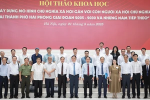 Đồng chí Nguyễn Trọng Nghĩa, Ủy viên Bộ Chính trị, Trưởng Ban Tuyên giáo và Dân vận Trung ương cùng các đại biểu tại Hội thảo khoa học.