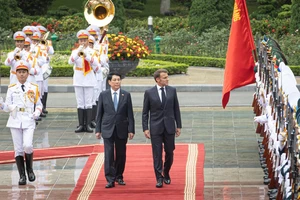 Chủ tịch nước Lương Cường và Tổng thống Pháp Emmanuel Macron duyệt đội danh dự Quân đội nhân dân Việt Nam.
