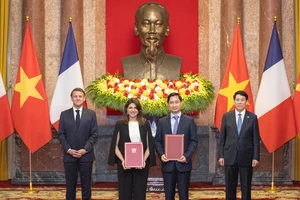 Chủ tịch nước Lương Cường và Tổng thống Pháp Emmanuel Macron chứng kiến Lễ trao văn kiện hợp tác giữa Việt Nam và Pháp trên nhiều lĩnh vực quan trọng.